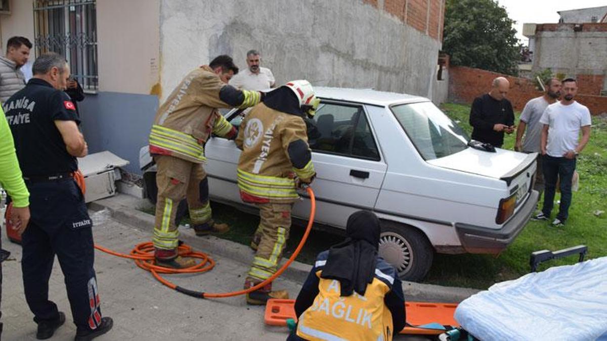 Turgutlu'da evin duvarına çarpan otomobilde 2 kişi yaralandı