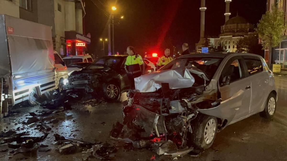 Üç araca vurup yoluna devam etti, karşı şeritte otomobille kafa kafaya çarpıştı