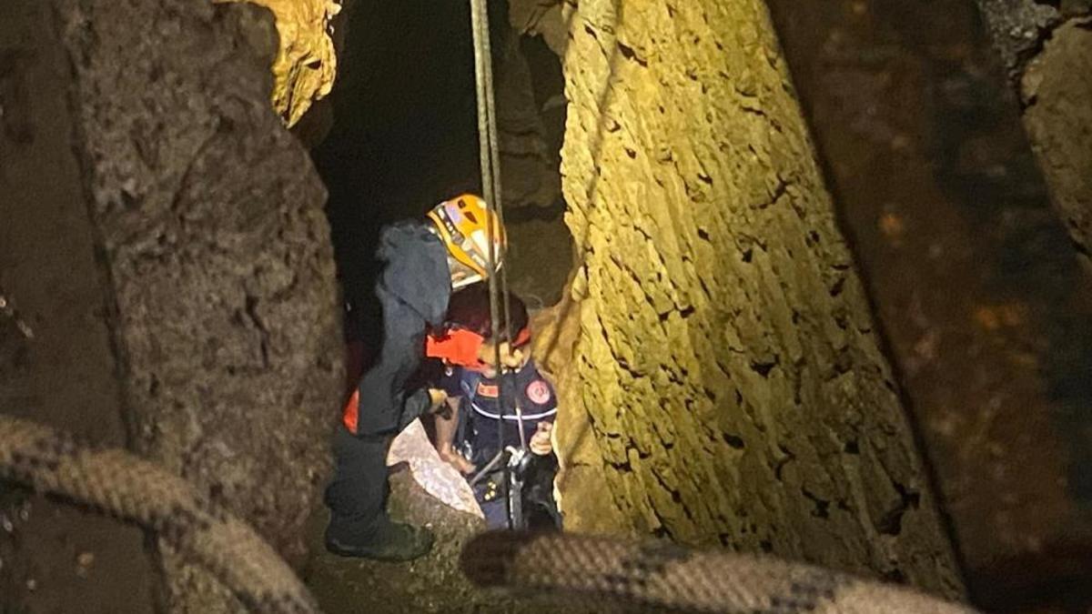 Sığındıkları mağarada mahsur kaldılar! Film gibi operasyonla kurtarıldılar