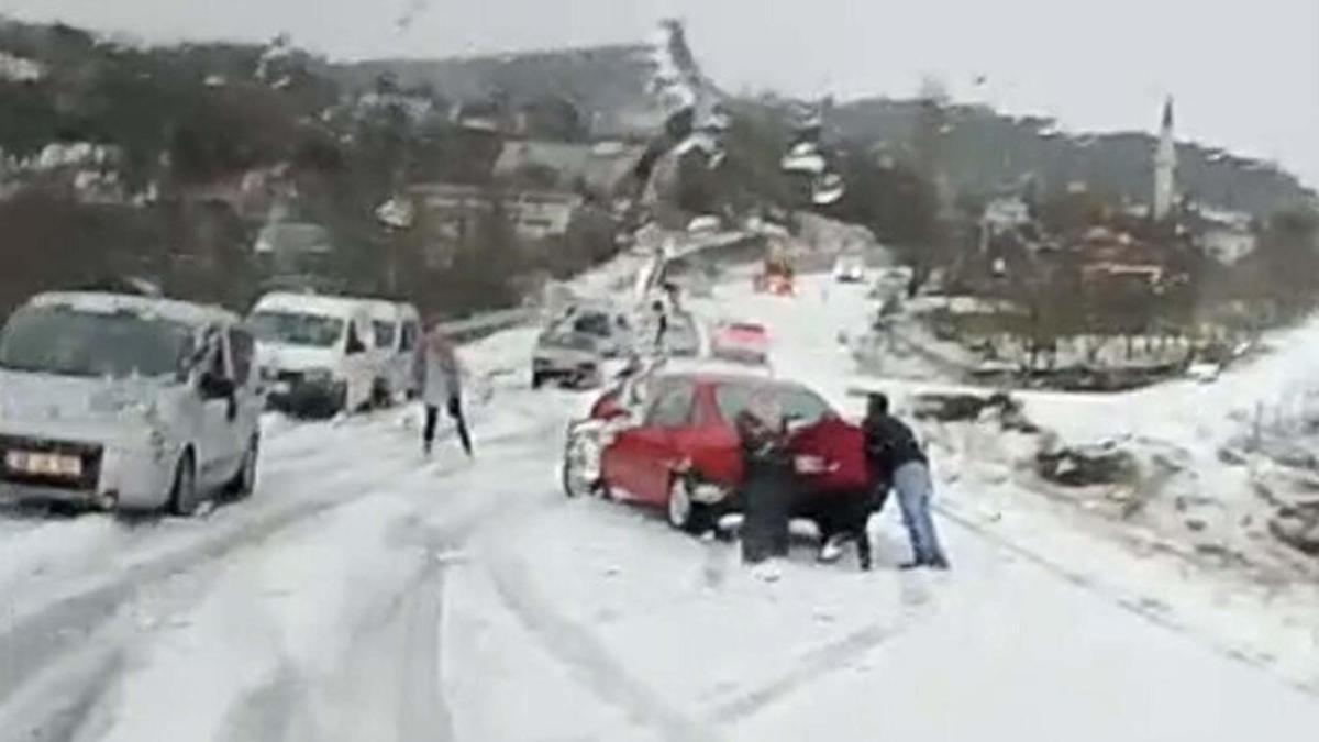 Yağış bir anda bastırdı! Kısa sürede ilçe beyaza büründü