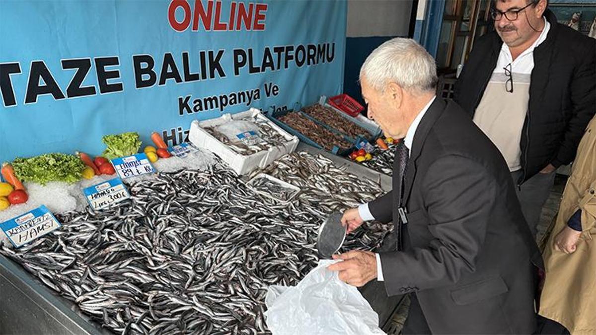 Tezgahlar şenlendi! Fiyatlar düştükçe düşüyor, kilo kilo alıyorlar