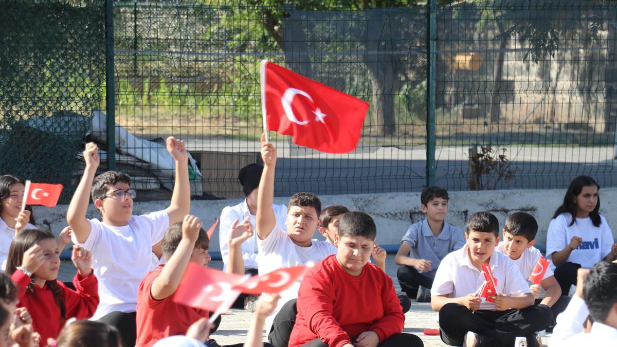 Diyarbakır'da 200 öğrenci, 1 ay hazırlanarak 29 Ekim için ‘İzindeyiz'i söyledi/ Ek fotoğraflar