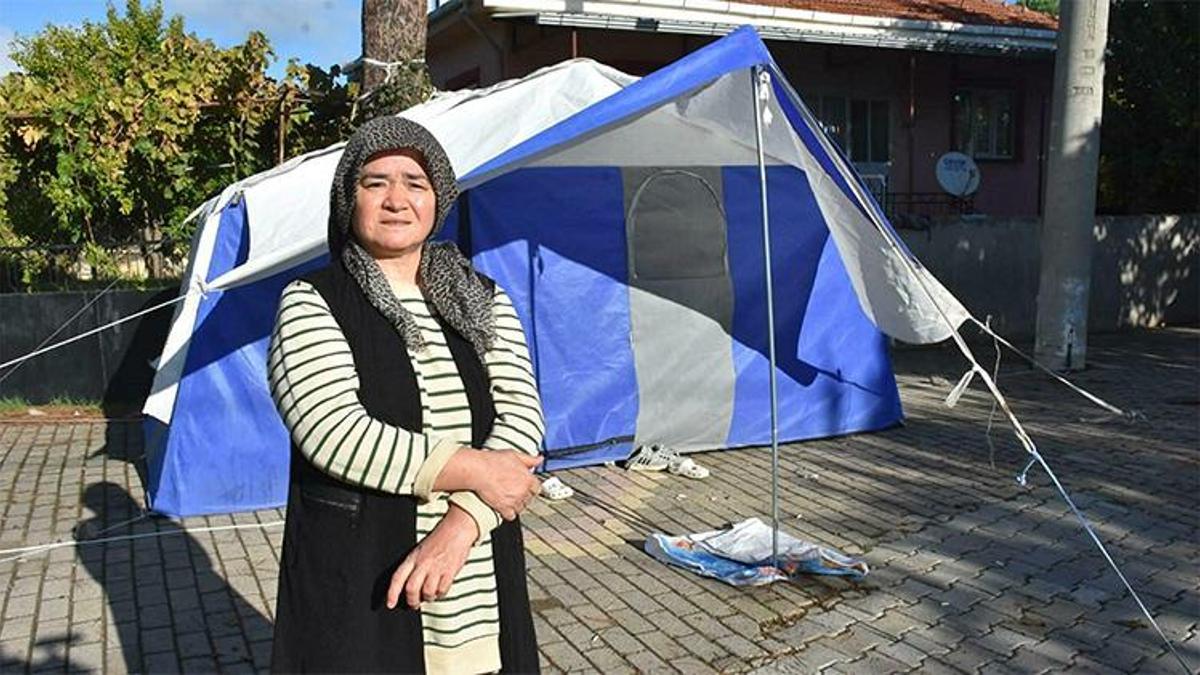 Balıkesir beşik gibi! Sındırgı'da deprem korkusu bitmiyor, evlerine girmeye çekinenler, çadırlarda kalıyor