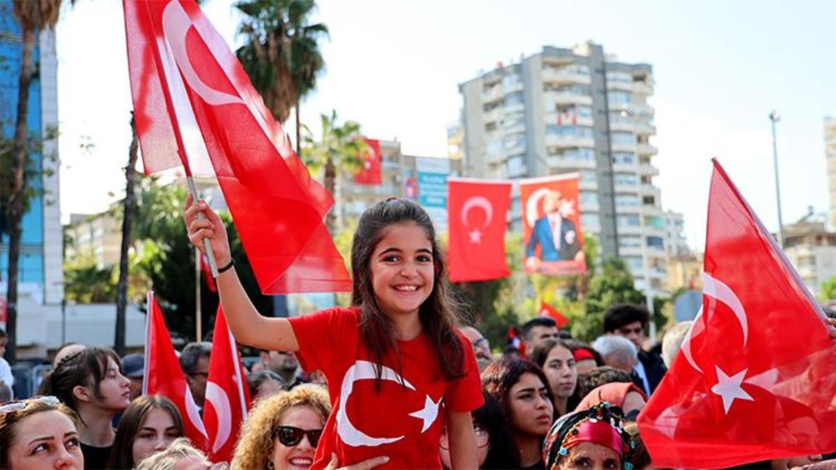 Cumhuriyet coşkusu tüm yurdu sardı! Her yer kırımızı- beyaza büründü, işte renkli görüntüler