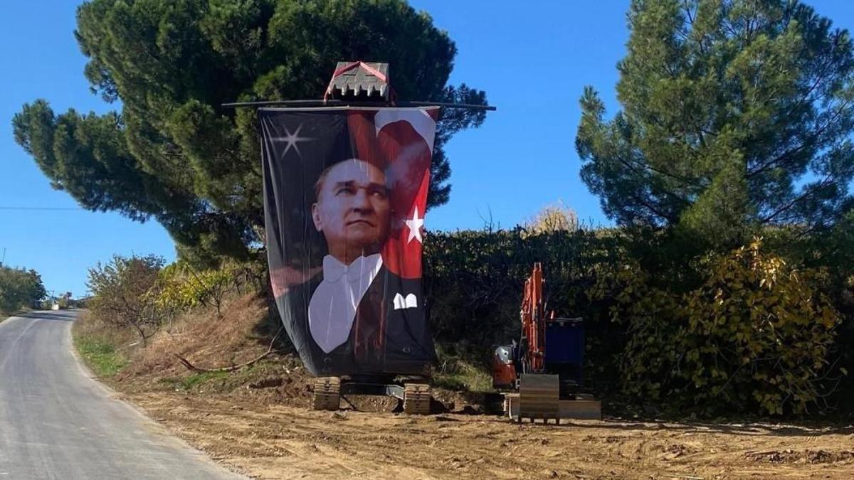 Manisa'da ilginç 29 Ekim kutlaması: Operatör posteri böyle astı.