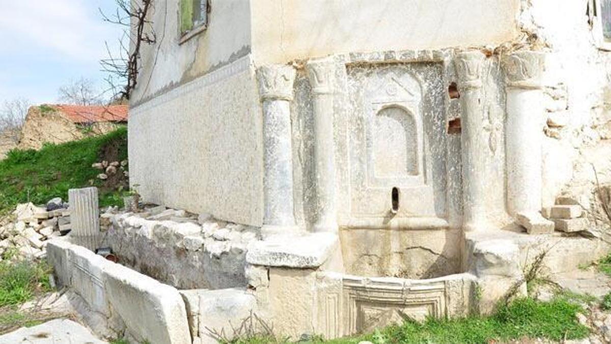 2017'de koruma altına alınmıştı! İznik'te turistlerin ilgisini çeken tarihi çeşme tahrip edildi