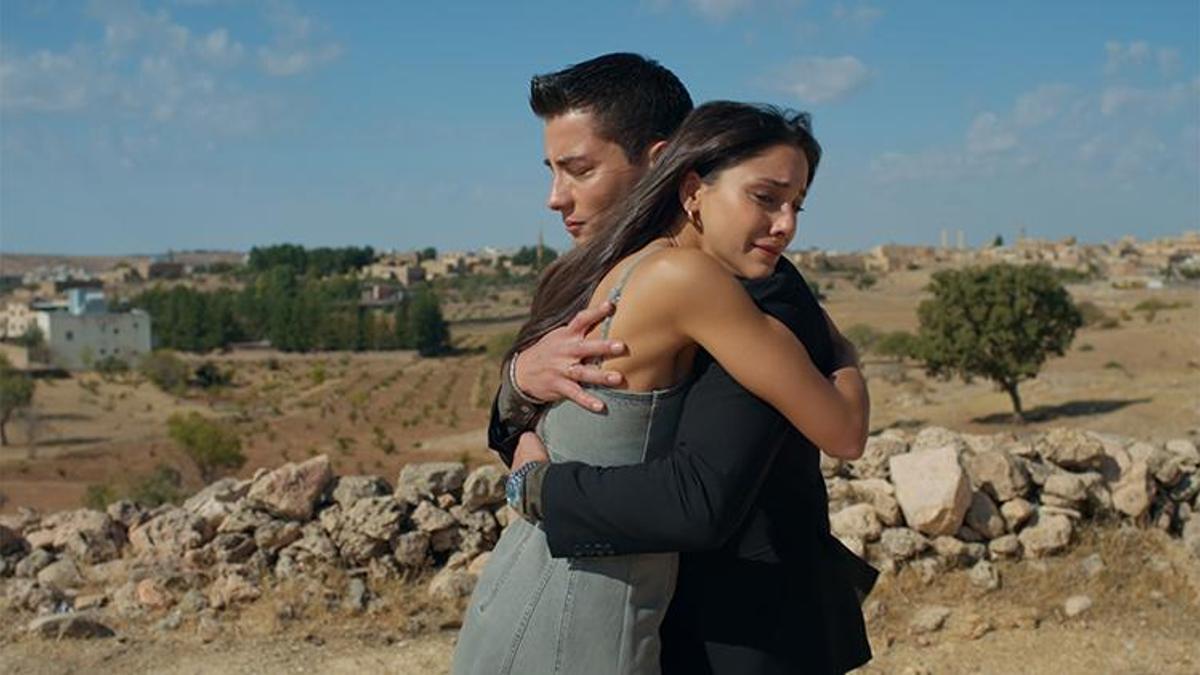 ‘Uzak Şehir’de sezen aksu sürprizi! “Gün oldu çamura battım gün oldu ayıp ört baslara”