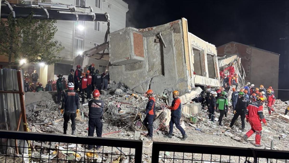 Enkaz başında bekleyiş sürüyor! Anne ve baba aranıyor