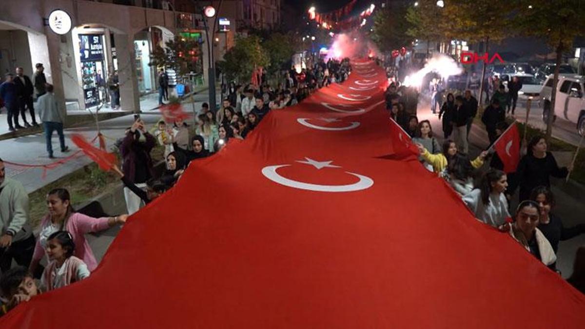 Şırnak’ta Cumhuriyet Bayramı coşkusu! Fener Alayı’nda 102 metrelik Türk bayrağıyla yürüyüş
