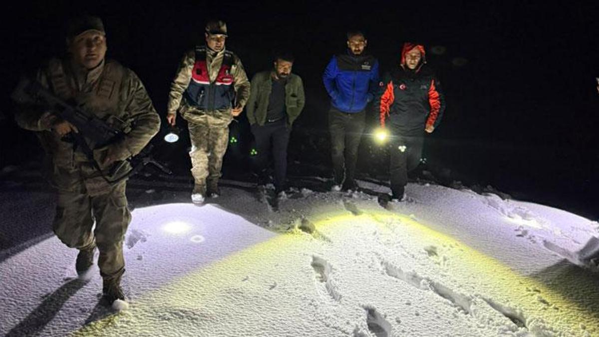 Ağrı Doğubayazıt'ta karda mahsur kalan 2 kişi kurtarıldı