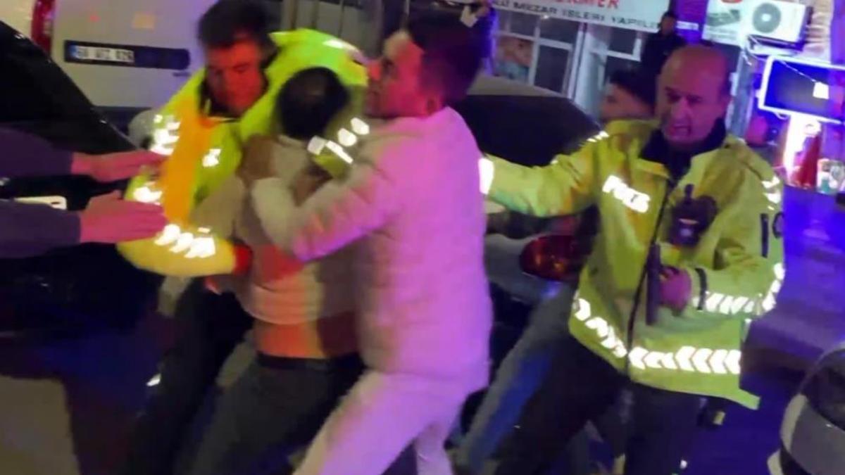 Alkollü sürücü ve yakınları polise yumrukla saldırdı