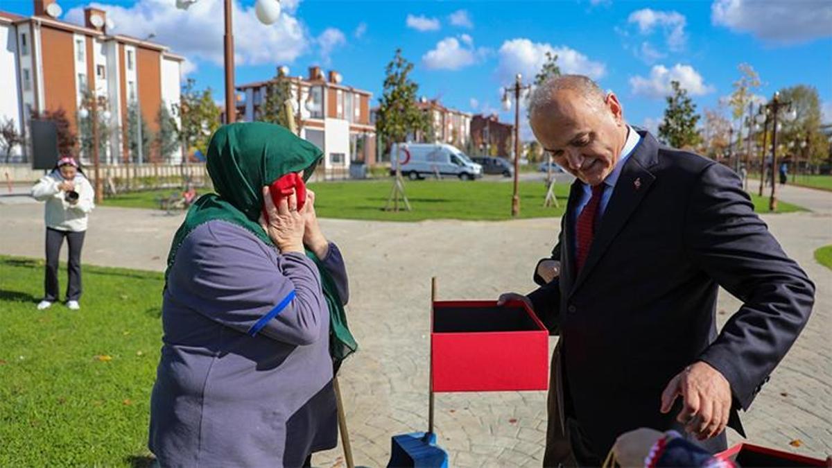 Düzceli temizlik görevlisi tek bir hareketi ile tüm Türkiye'nin kalbini kazandı! Sosyal medya yıkıldı