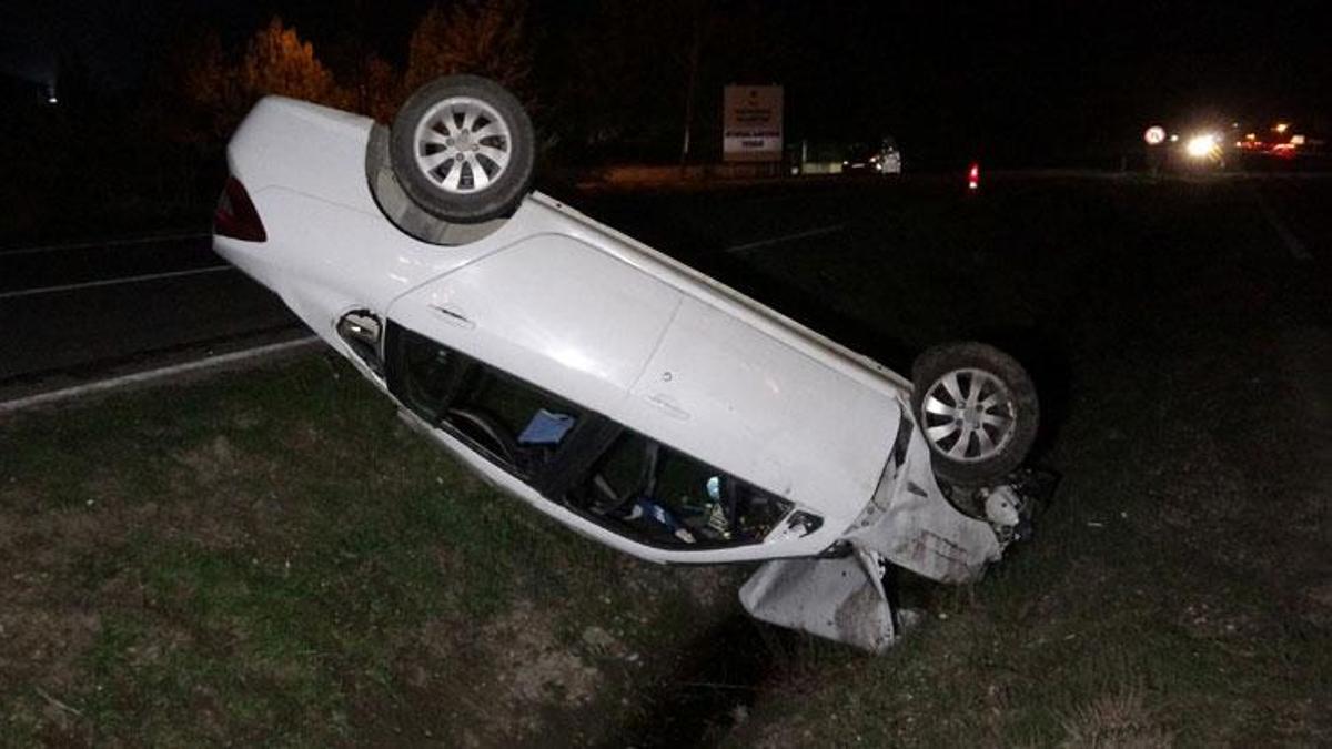 Kastamonu’da köpeğe çarpmamak için manevra yapan otomobil takla attı: 2 yaralı
