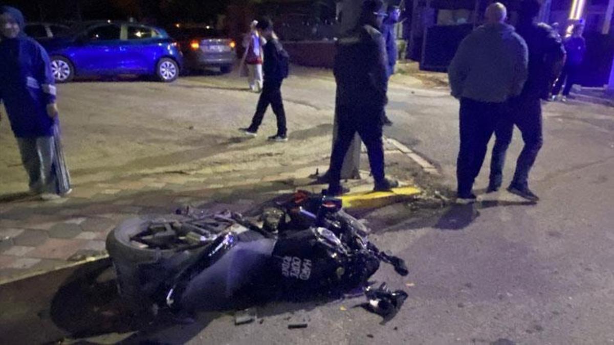 Körfez'de iş makinesi ile çarpışan motosikletli ağır yaralandı