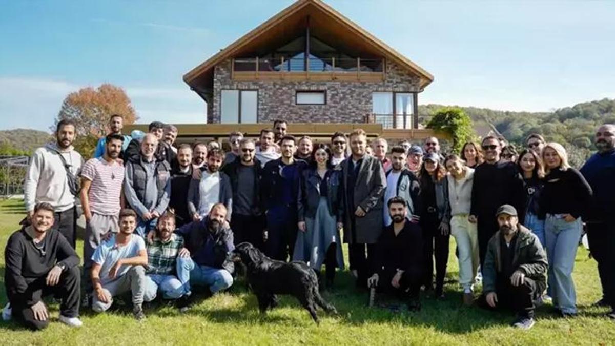 Güller ve Günahlar setinden neşeli kare