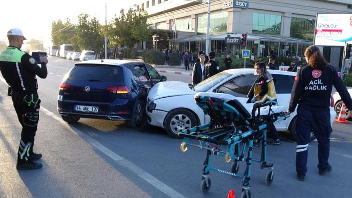 Malatya-Ankara karayolunda iki otomobil çarpıştı: 1 yaralı