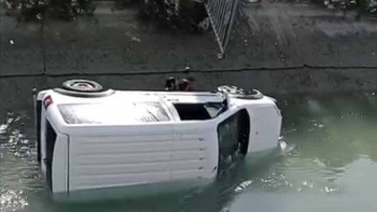 Adana'da ticari araç sulama kanalına uçtu: O anlar kamerada