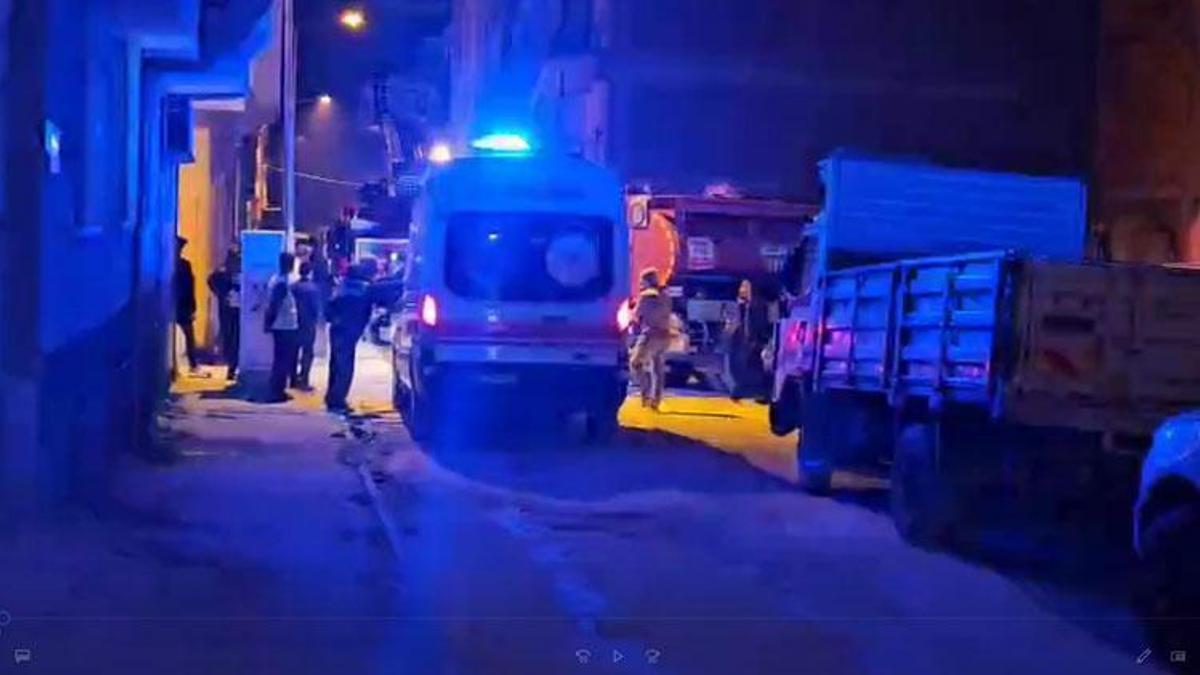 Elazığ’da 5 katlı binanın çatısında yangın çıktı: 1 kişi dumandan etkilendi