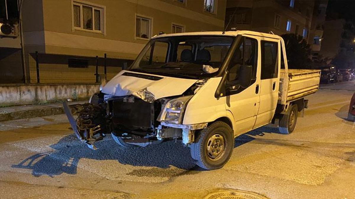 Mudanya'da otobüs ile kamyonet çarpıştı: Şans eseri yaralanan olmadı
