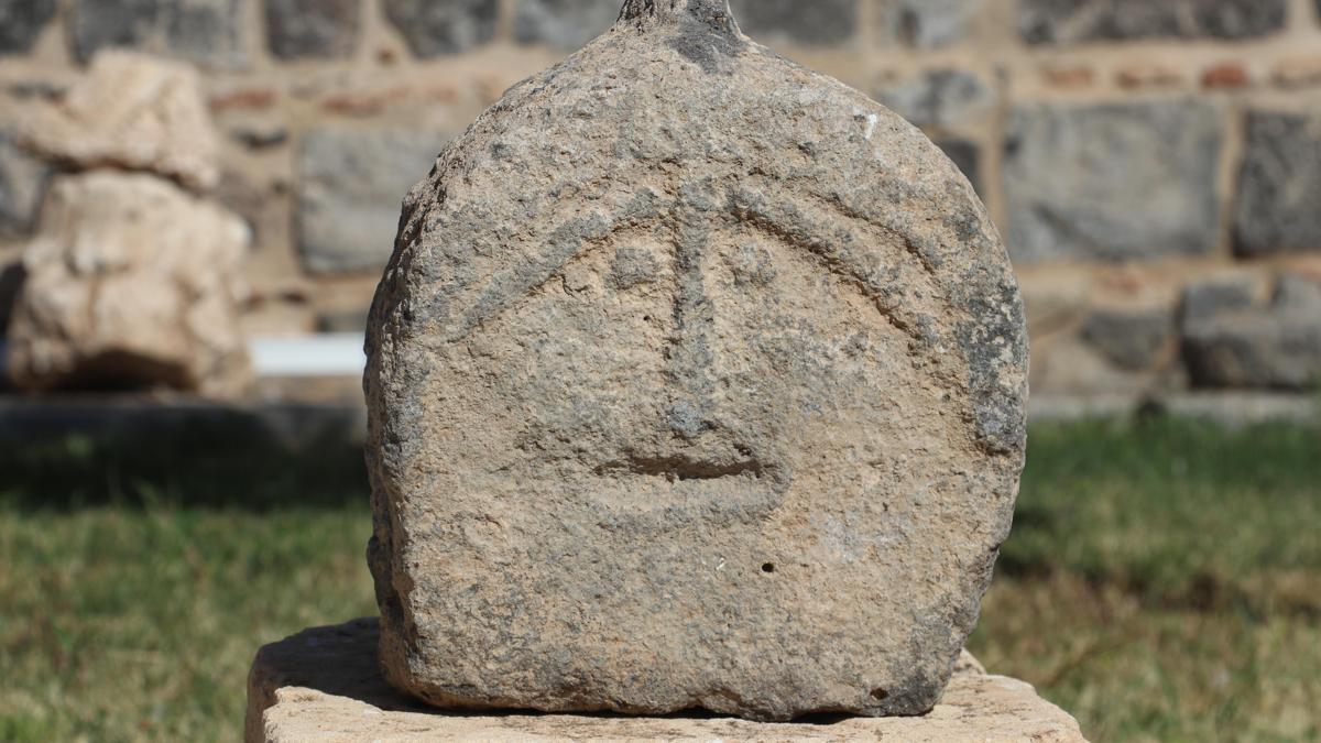 Diyarbakır’da ‘Emojili asker mezar taşı’ sergilenmeye başlandı