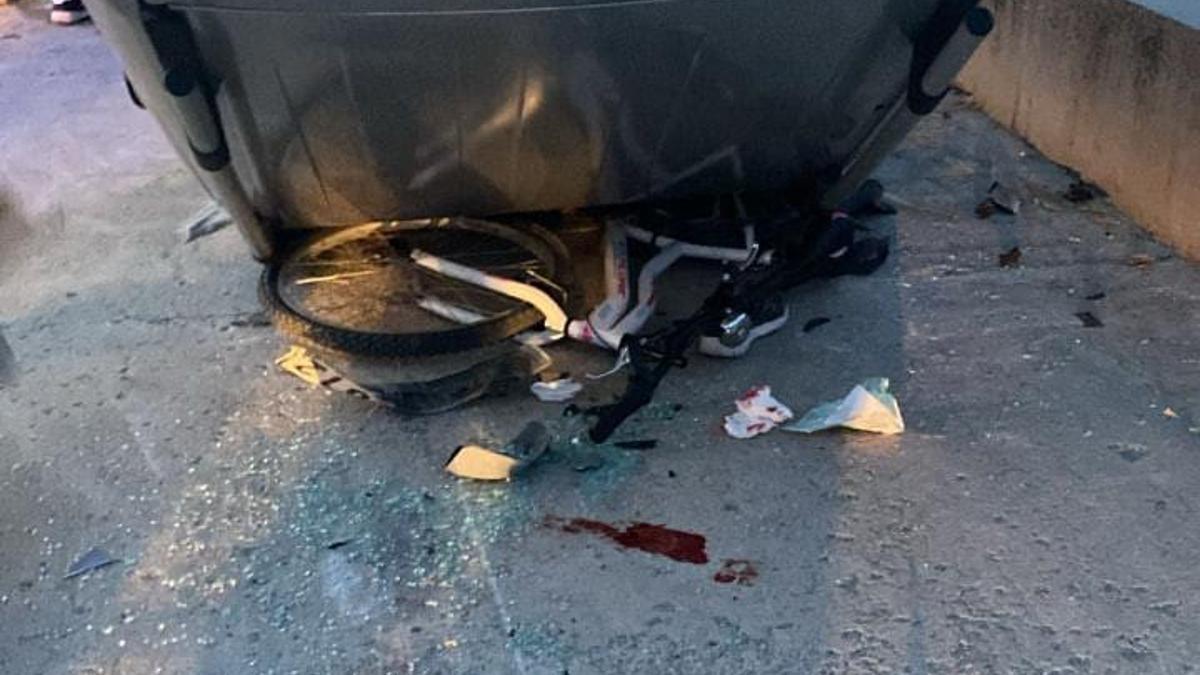 Otomobil, kaldırımda bisiklet süren Emir'in üzerine devrildi