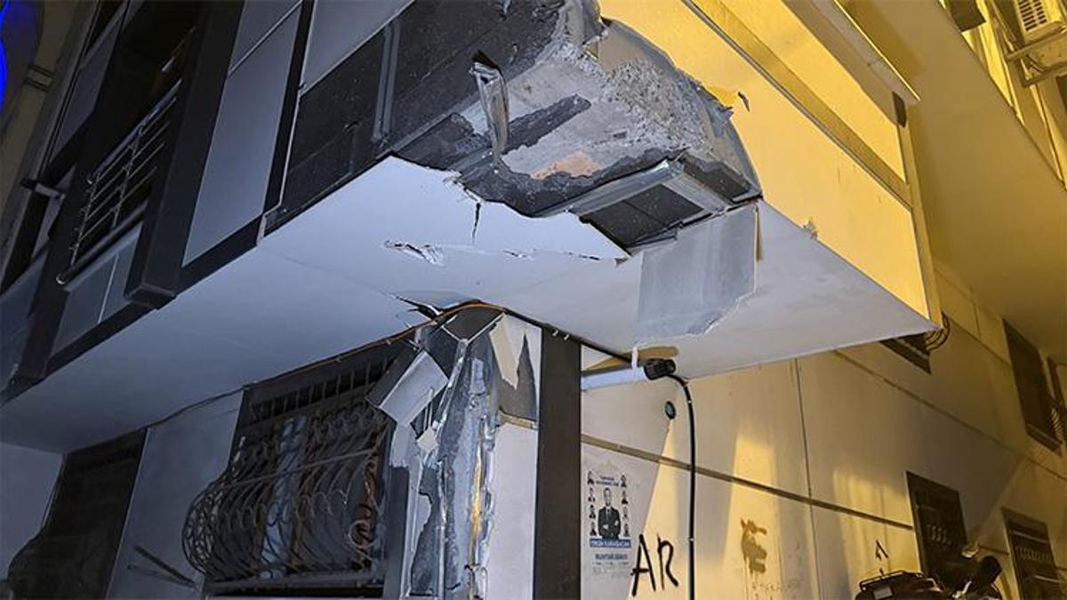 Eyüpsultan'da sokağa dalan vinç dehşet saçtı! 'Çok ciddi şekilde hasar var'