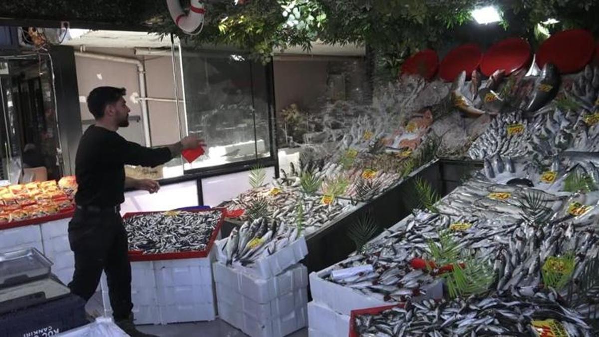 Kilosu 100 liraya kadar düştü! Tezgahlarda kuyruklar oluştu! Kapış kapış gidiyor