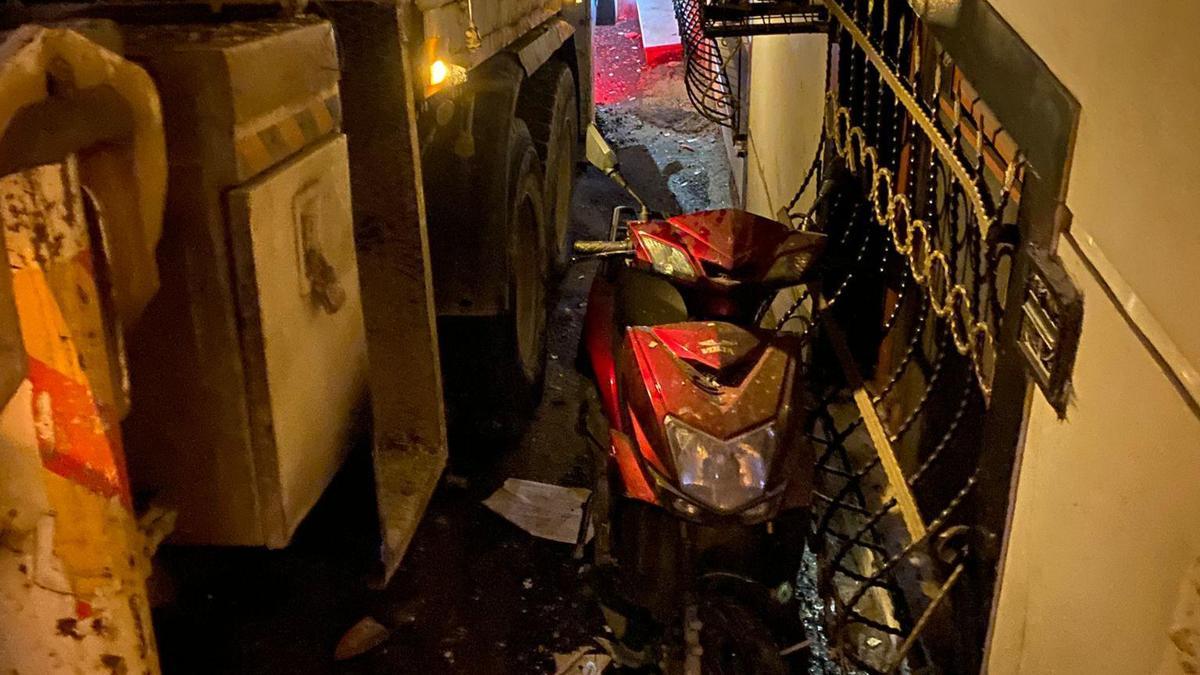 İstanbul- Eyüpsultan'da şoförün kontrolünü kaybettiği vinç 4 araca ve 2 binaya çarptı