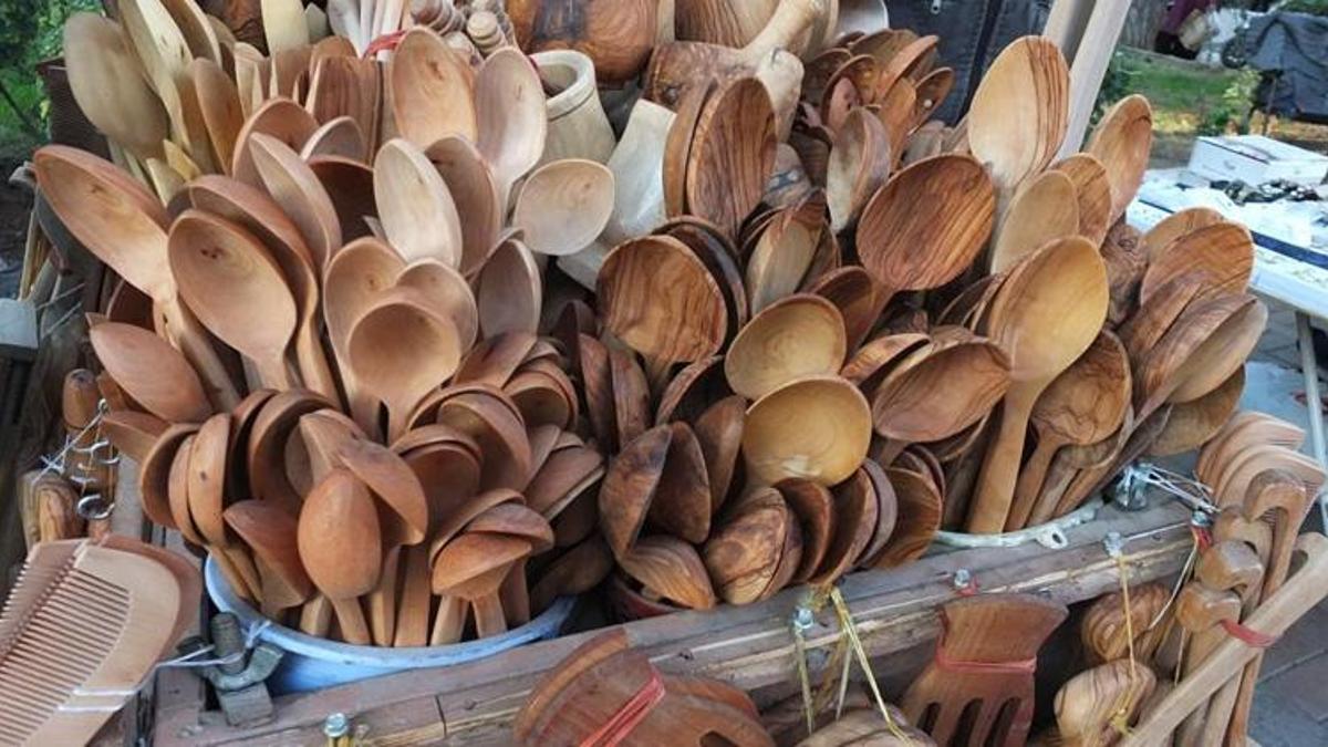 Evinin odasını atölyeye çevirdi! Zeytin ağaçlarından yapıp 200 liraya satıyor!