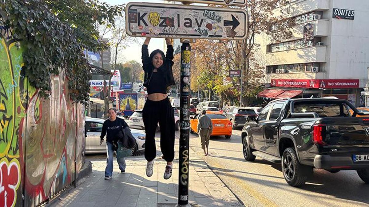 Çankaya'da gençlerin popüler yön tabelası yenilenip koruma altına alındı! Asılarak fotoğraf çektirmek moda oldu