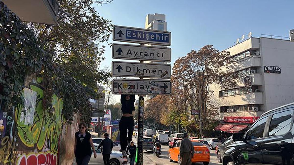 Sosyal medyada bir fotoğrafla başladı! Tabela çalındı, yenisi takıldı: Gençler yine kuyruk oluşturdu