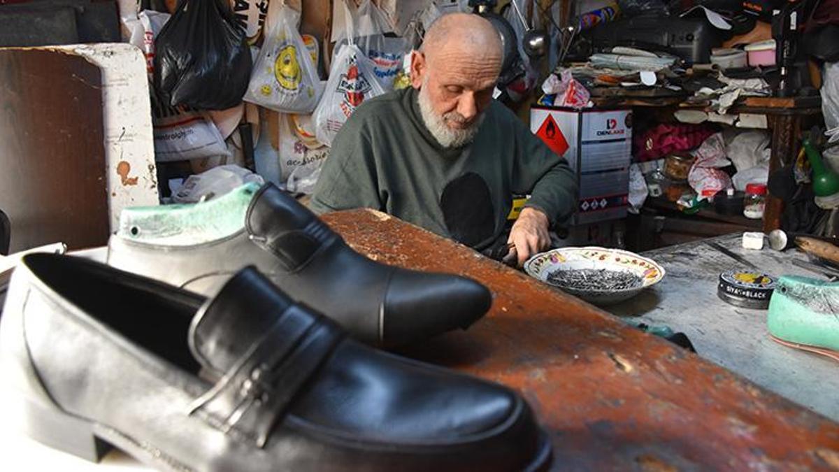 Trabzonlu emektar usta, 60 yıldır el emeği ayakkabılar üretiyor! Meslek yok olmak üzere
