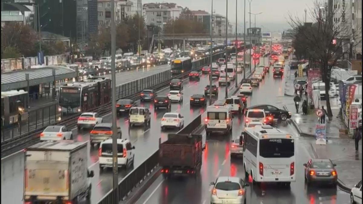 İstanbul'da yağmur etkisi! Trafik yoğunluğu yüzde 90'a çıktı