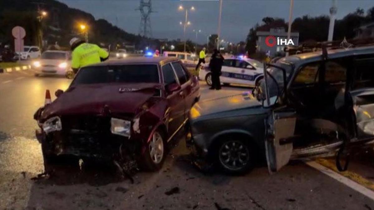 Bartın'da iki otomobil kavşakta çarpıştı: 6 yaralı