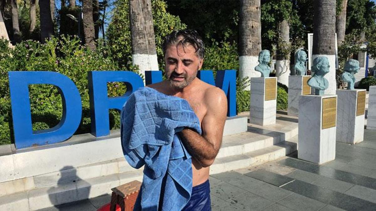 Muğla Bodrum’da susuzluğu protesto etmek amacıyla Belediye Meydanında duş aldı