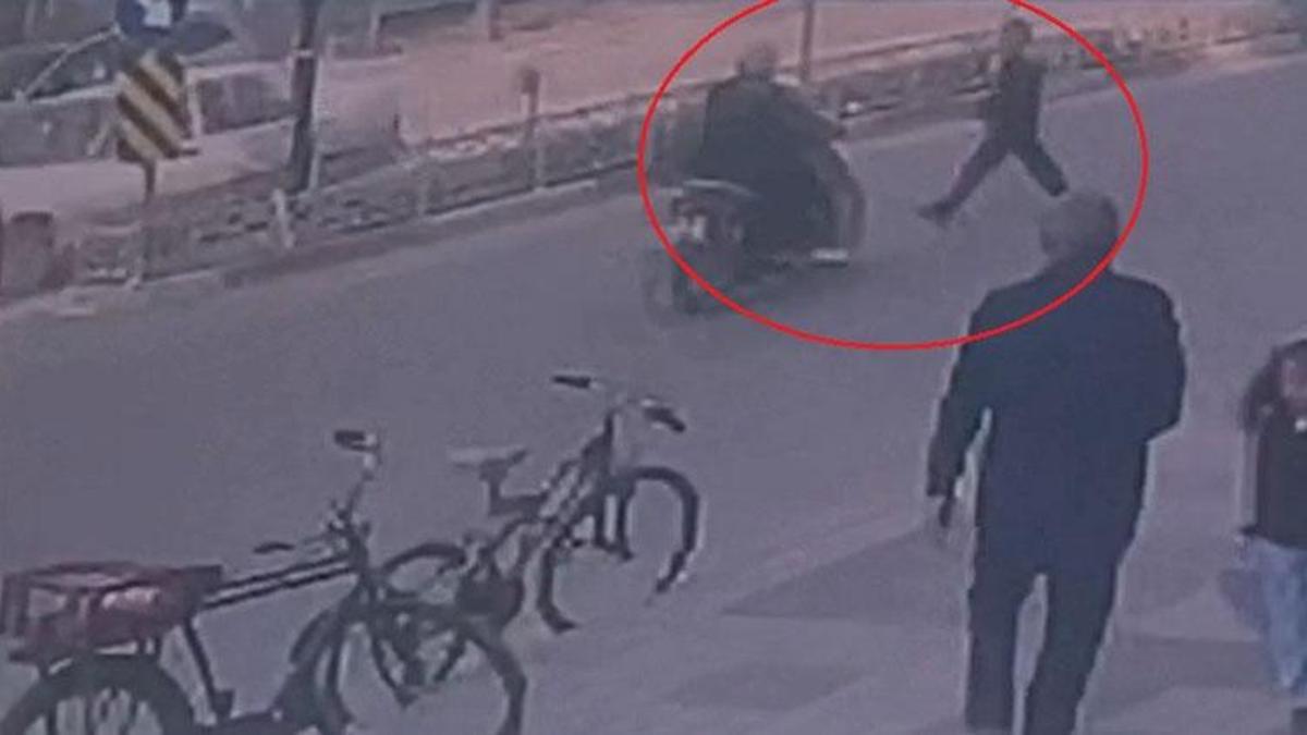 İnegöl'de motosikletin çarptığı yaya yaralandı; kaza kamerada