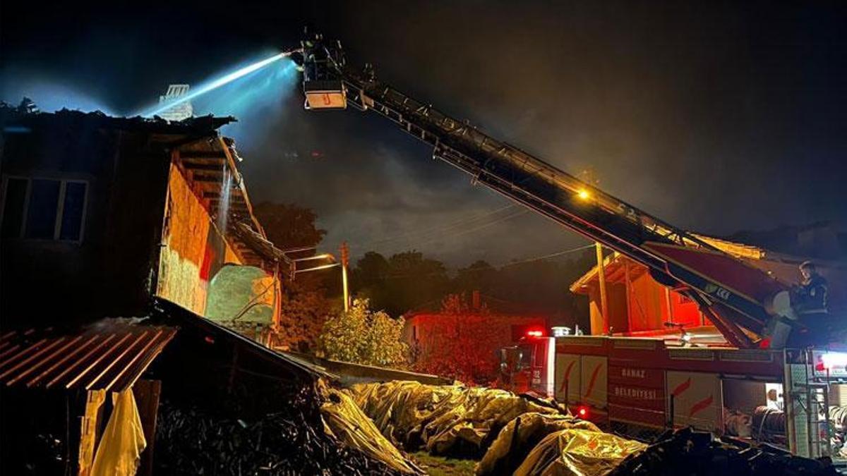 Uşak'ta evin çatısına düşen yıldırım yangın çıkard…