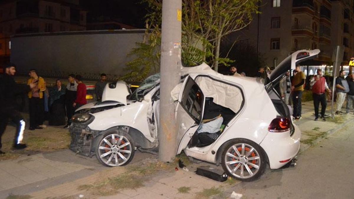 Aksaray’da otomobil elektrik direğine çarptı; 2 yaralı