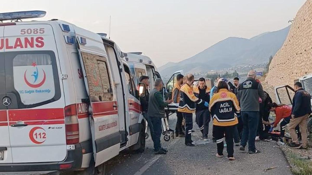 Gaziantep'te kamyonet, hafif ticari araca çarptı: 4 yaralı