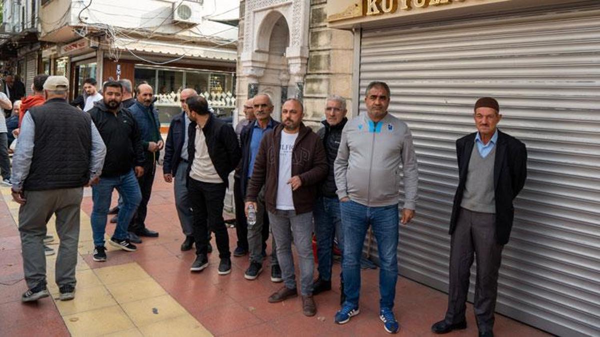 Manisa'da bir grup vatandaş dolandırıldıklarını iddia ederek kuyumcu önünde toplandı