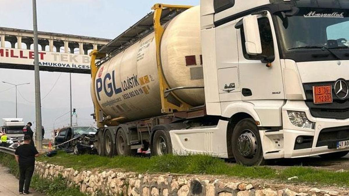 Pamukova'da kaza: D-650'de park halindeki tıra çarpan otomobil hurdaya döndü