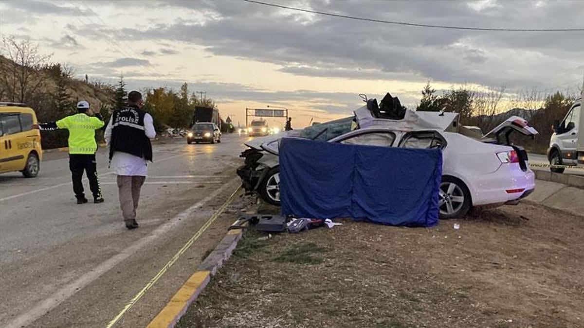 Burdur'da kavşağa aşırı hızla giren tır otomobile çarptı: 1 ölü
