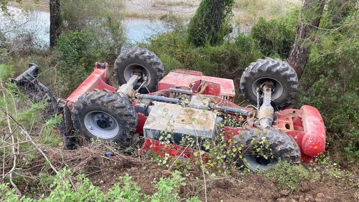Manavgat'ta kontrolden çıkan iş makinası şarampole devrildi: 1 yaralı
