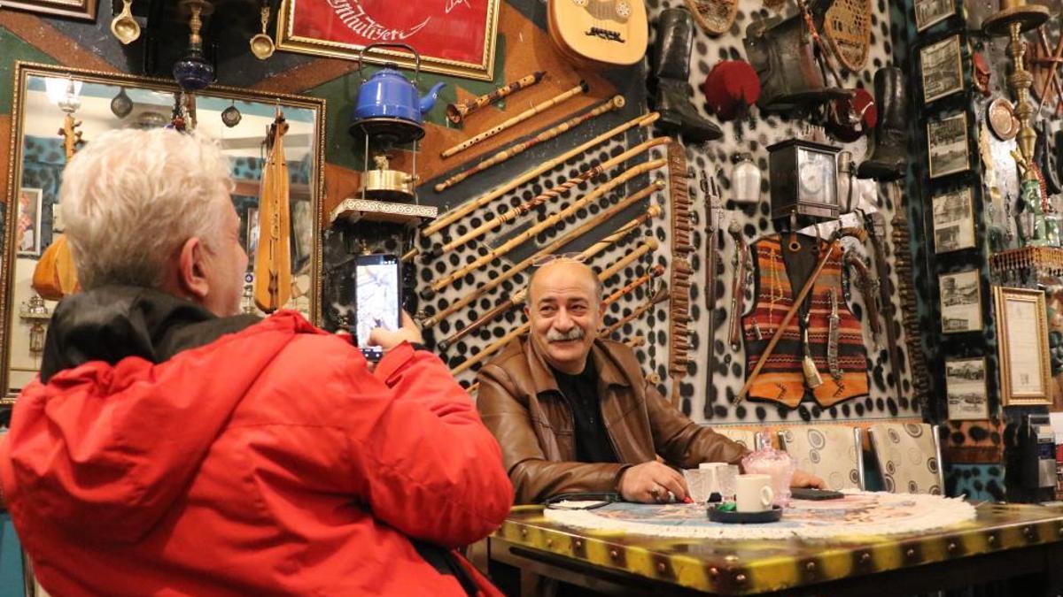 Sivas'ta hurdacıdan aldığı bir demlikle başladı, gören herkes hastası oluyor: 42 yıldır bu işi yapıyor!