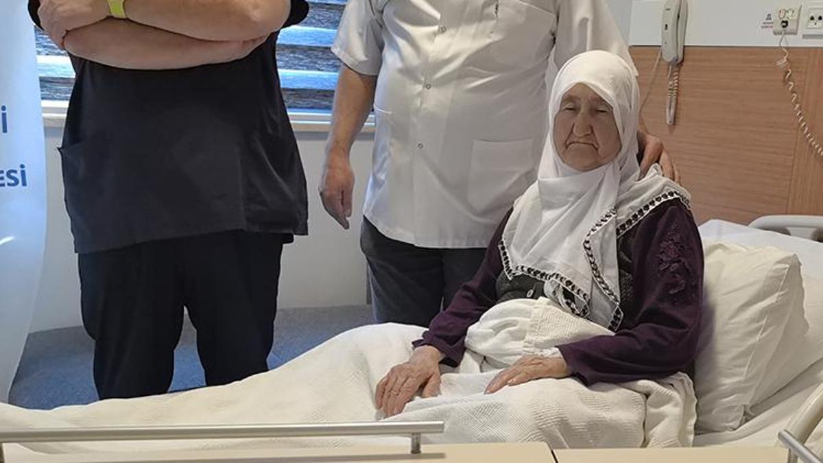 Bursa'da karnı ağrıyınca hastaneye gitti! Doktorlar inanamadı, 213 tane birden çıktı