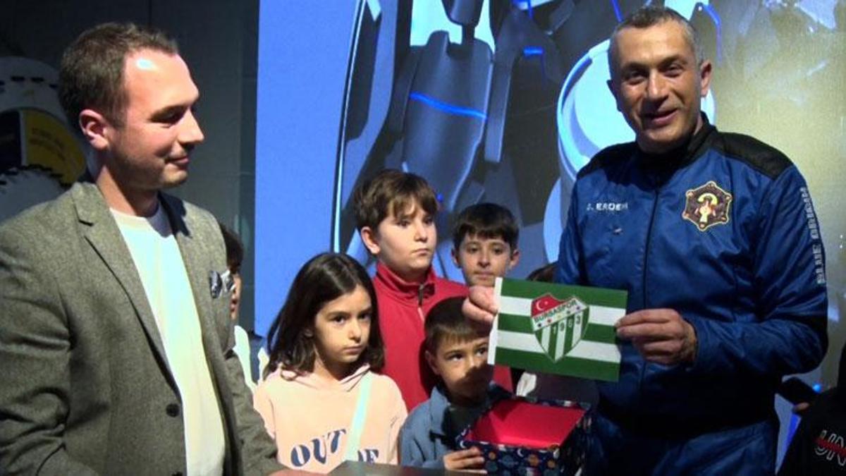 Bursaspor bayrağı uzayda! Türkiye'nin 3'üncü uzay yolcusu Gökhan Erdem bayrağı GUHEM'e teslim etti