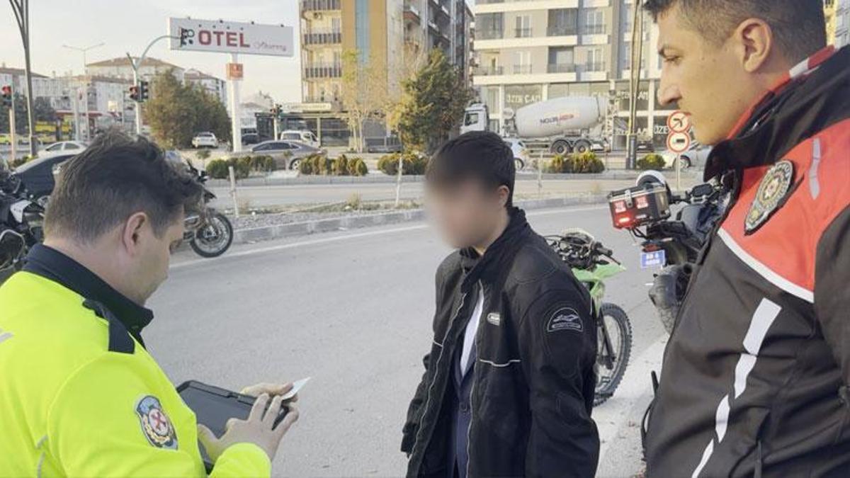 Aksaray’da polisten kaçan 15 yaşındaki motosiklet sürücüsüne 45 bin 746 lira ceza