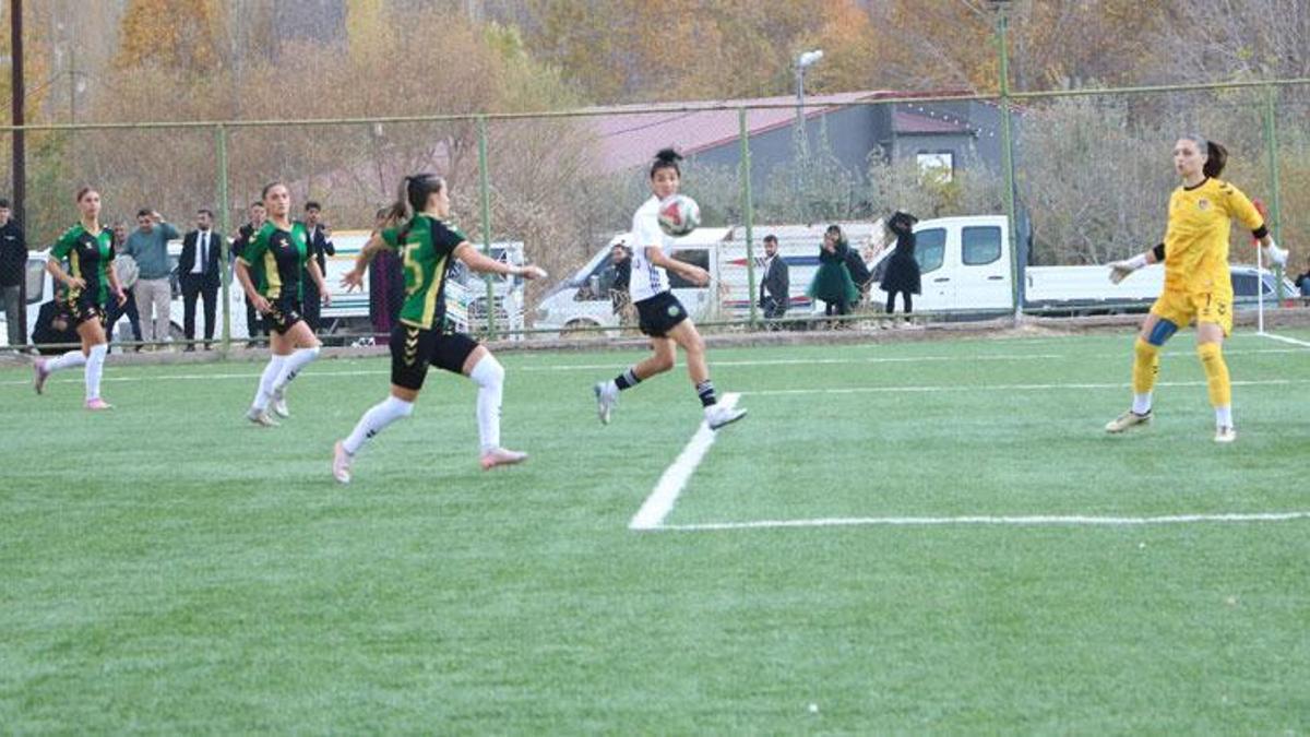 Yüksekova Spor Kadın Futbol Takımı, Ünye Kadın Spor'u karşısında 3 puanı 2 golle aldı
