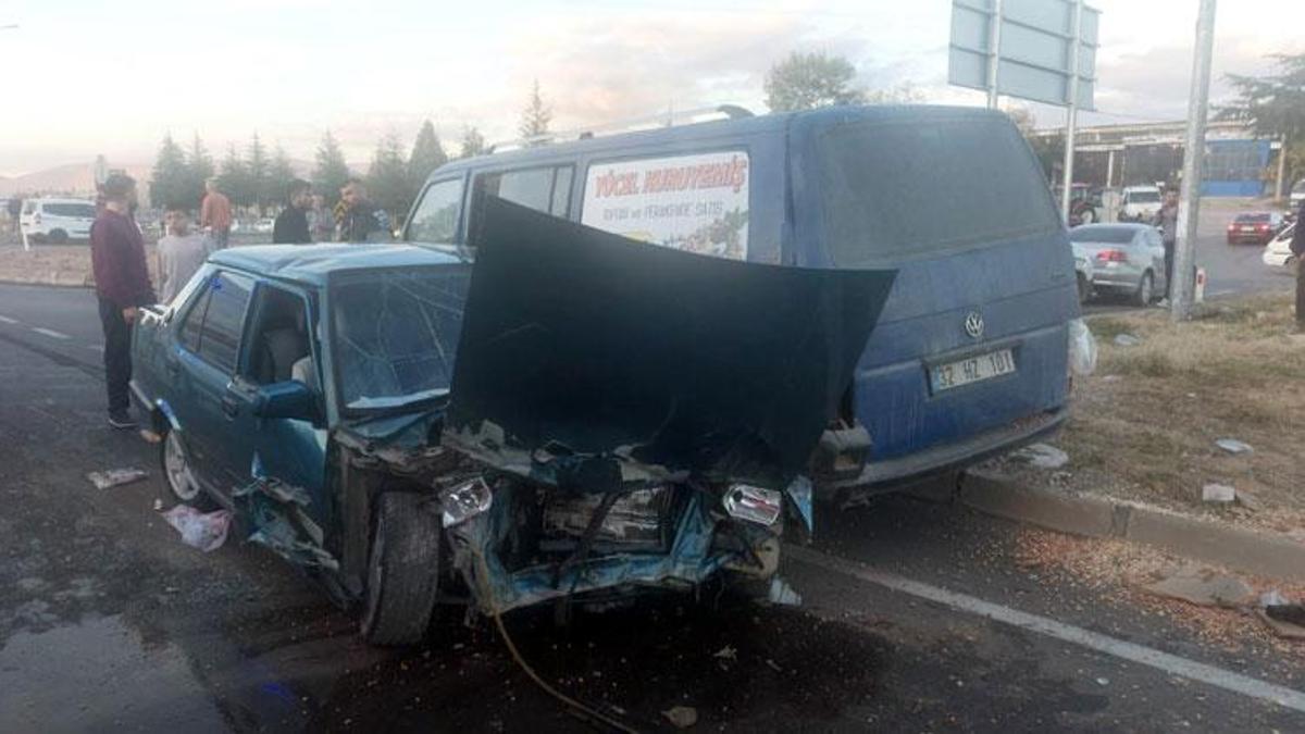Isparta Şarkikaraağaç’ta kamyonetle çarpışan otomobil hurdaya döndü: 2 yaralı
