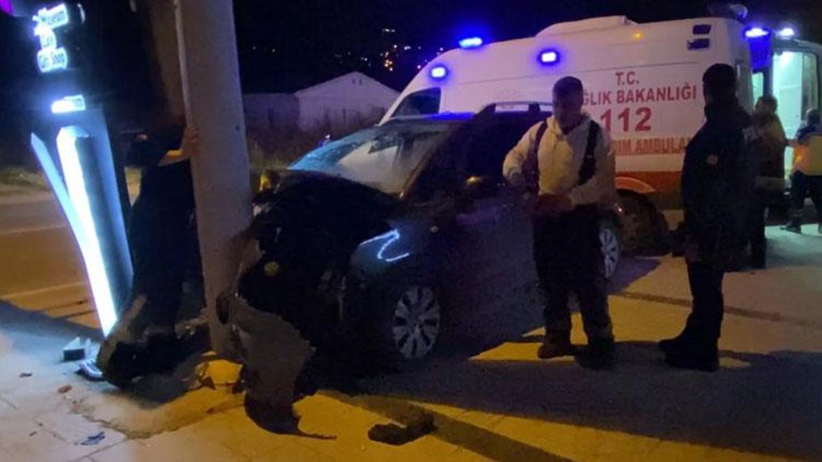 Kocaeli'nde bisikletliye çarpmamak için manevra yapan otomobil direğe çarptı: 5 yaralı